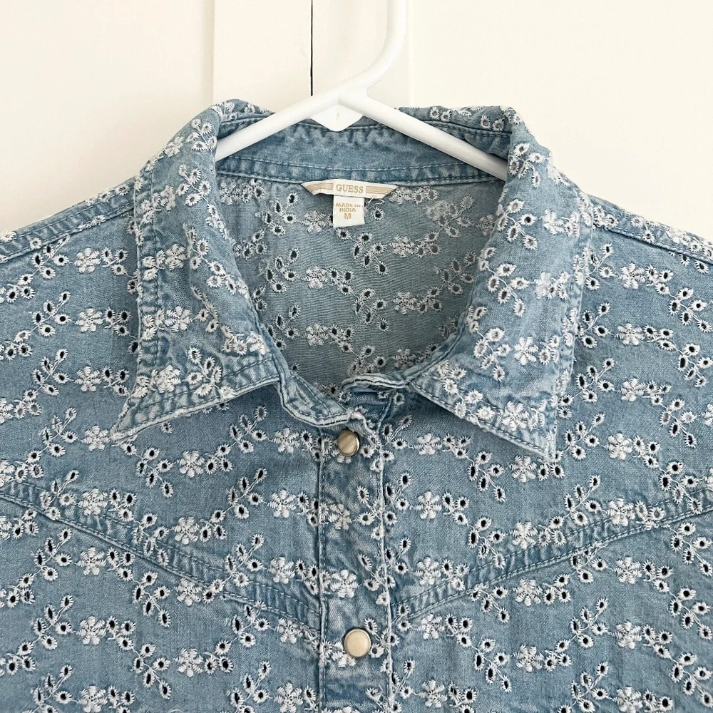 Guess Chambray Eyelet Tie Front Shirt Blue Western Floral Embroidered Top M - Picture 2 of 7